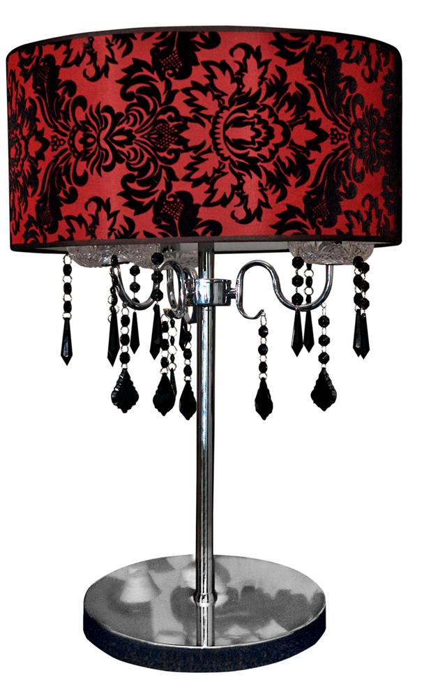 Lampe à poser vue de face sur fond blanc, abat-jour rouge damassé et pampilles noires