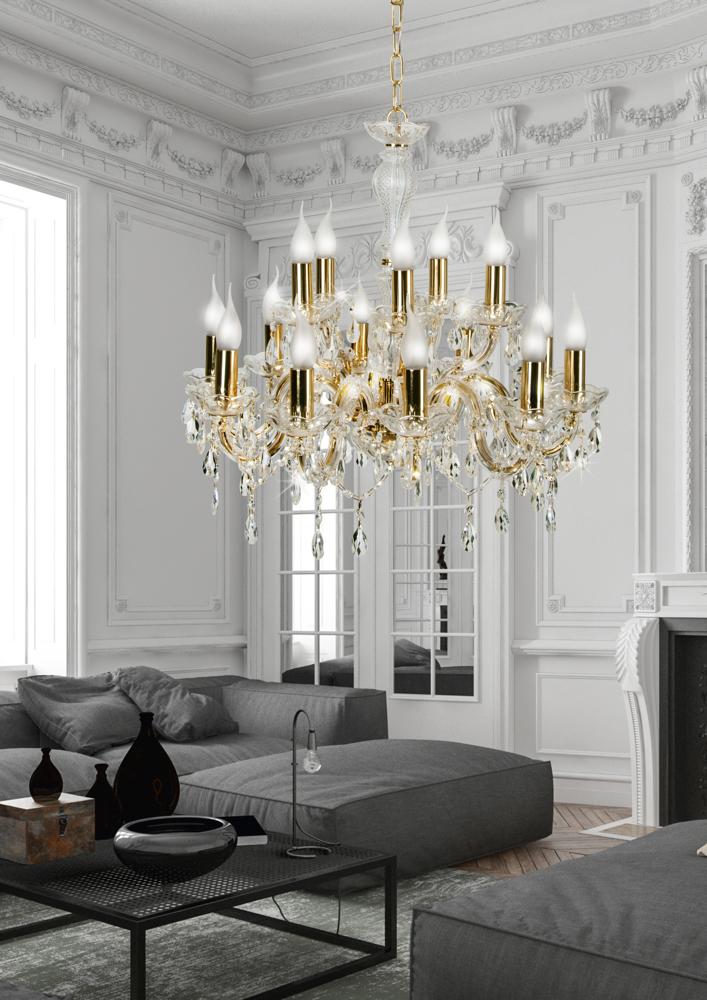 Lustre suspendu éclairé au-dessus d'un salon moderne, détail des bras en cristal