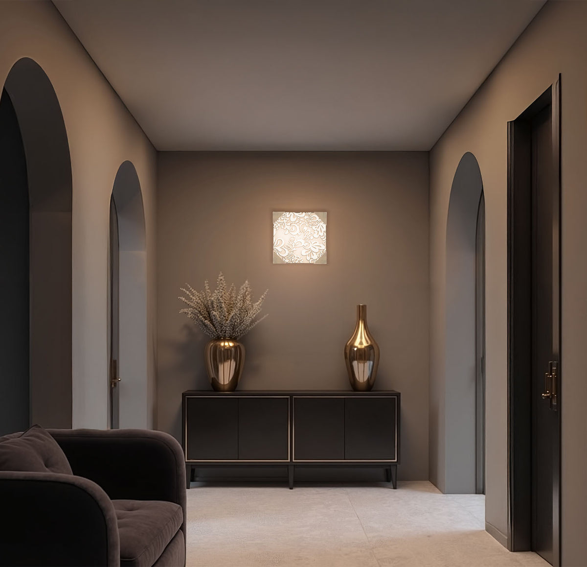 Mise en ambiance du plafonnier allumé dans un couloir aux arches sombres