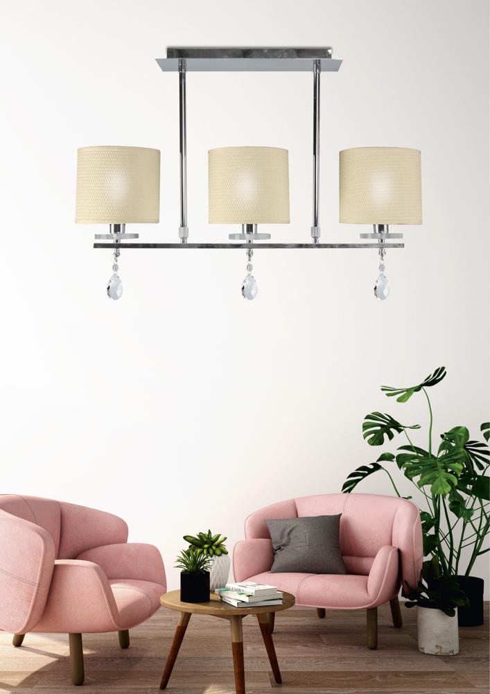 Plan large du luminaire suspendu éclairant un coin salon rose