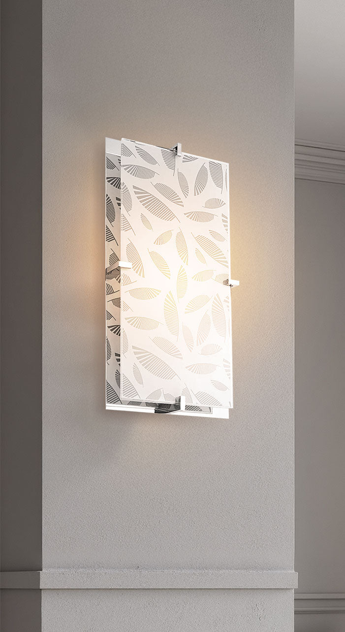 Applique murale allumée éclairant un mur beige, diffusant une lumière chaude