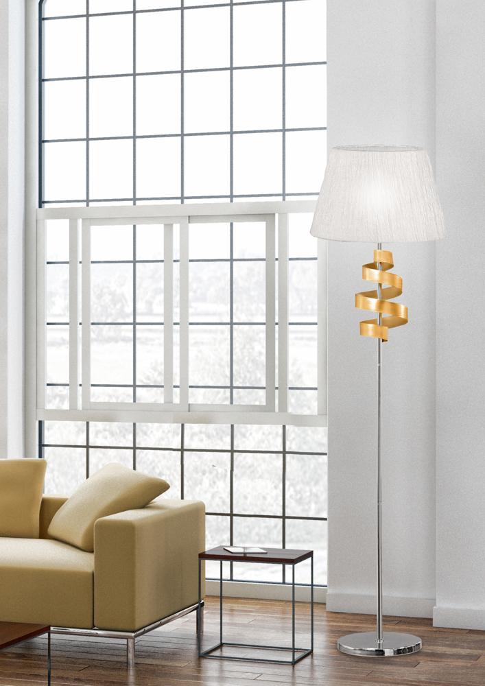 Vue rapprochée du luminaire allumé devant une grande fenêtre à carreaux