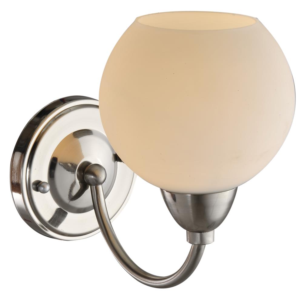 Applique murale chromée avec globe de verre opalin blanc, vue de face sur fond blanc