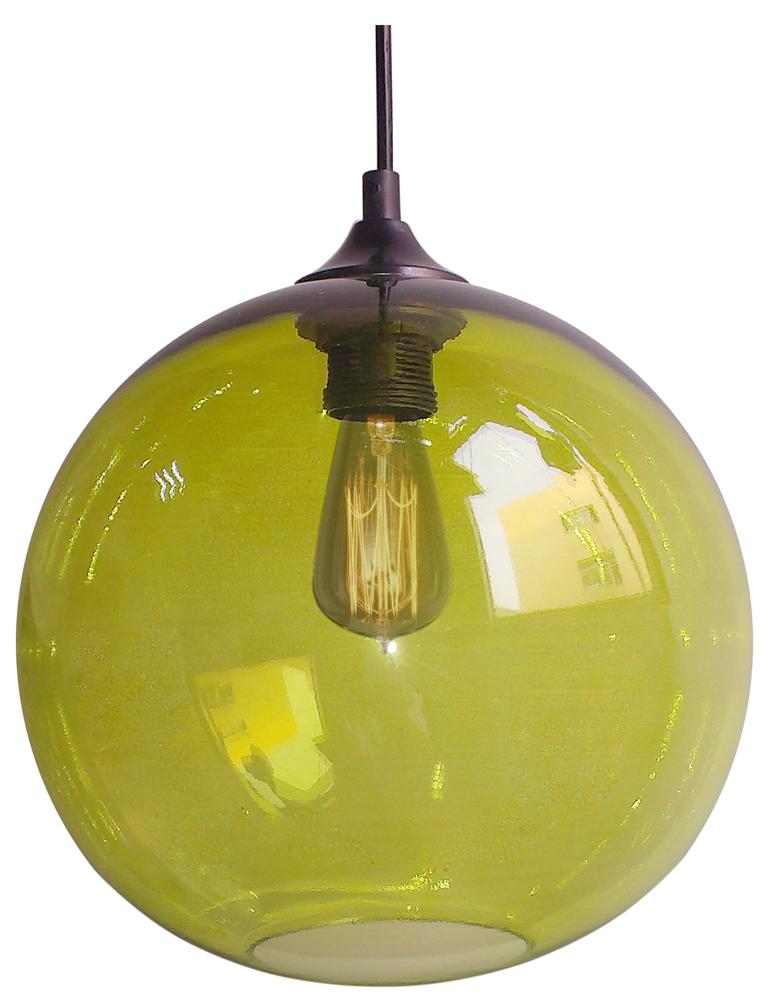 Suspension boule en verre vert anisé, reflets et ampoule filament visibles de face