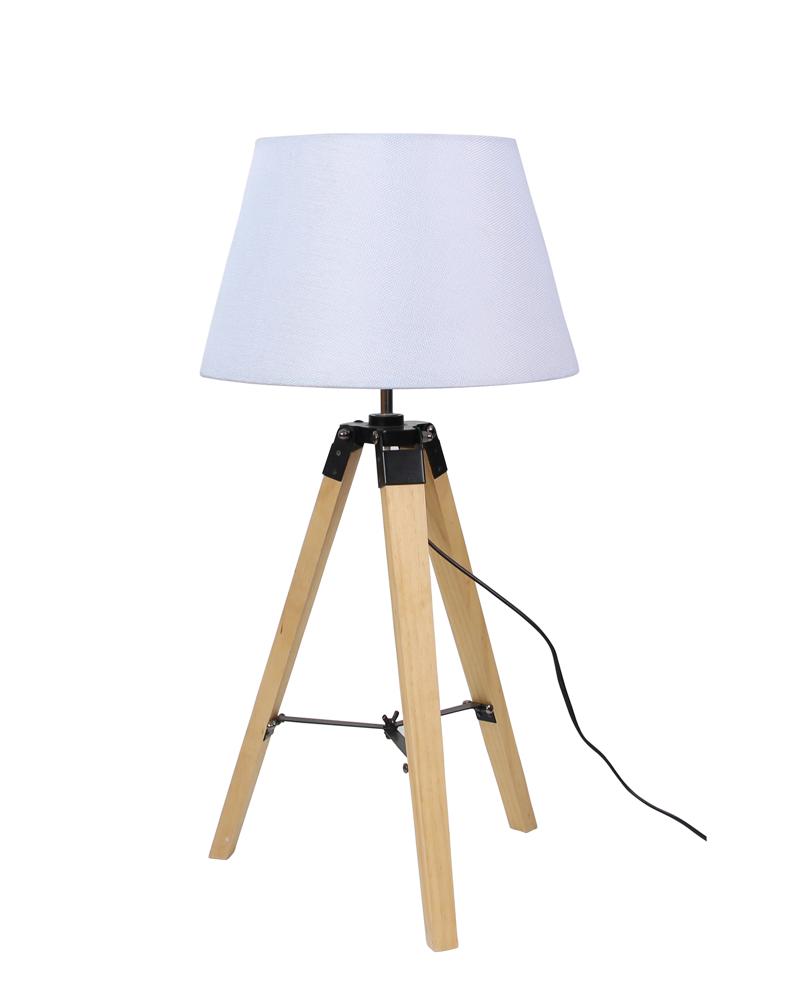 Lampe à poser sur fond blanc, abat-jour blanc et pied trépied en bois clair