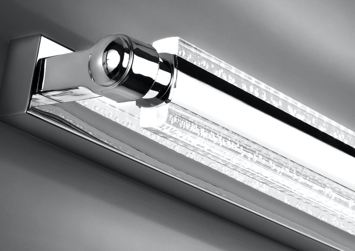 Détail du raccord chromé et du diffuseur en verre strié éclairé par LED