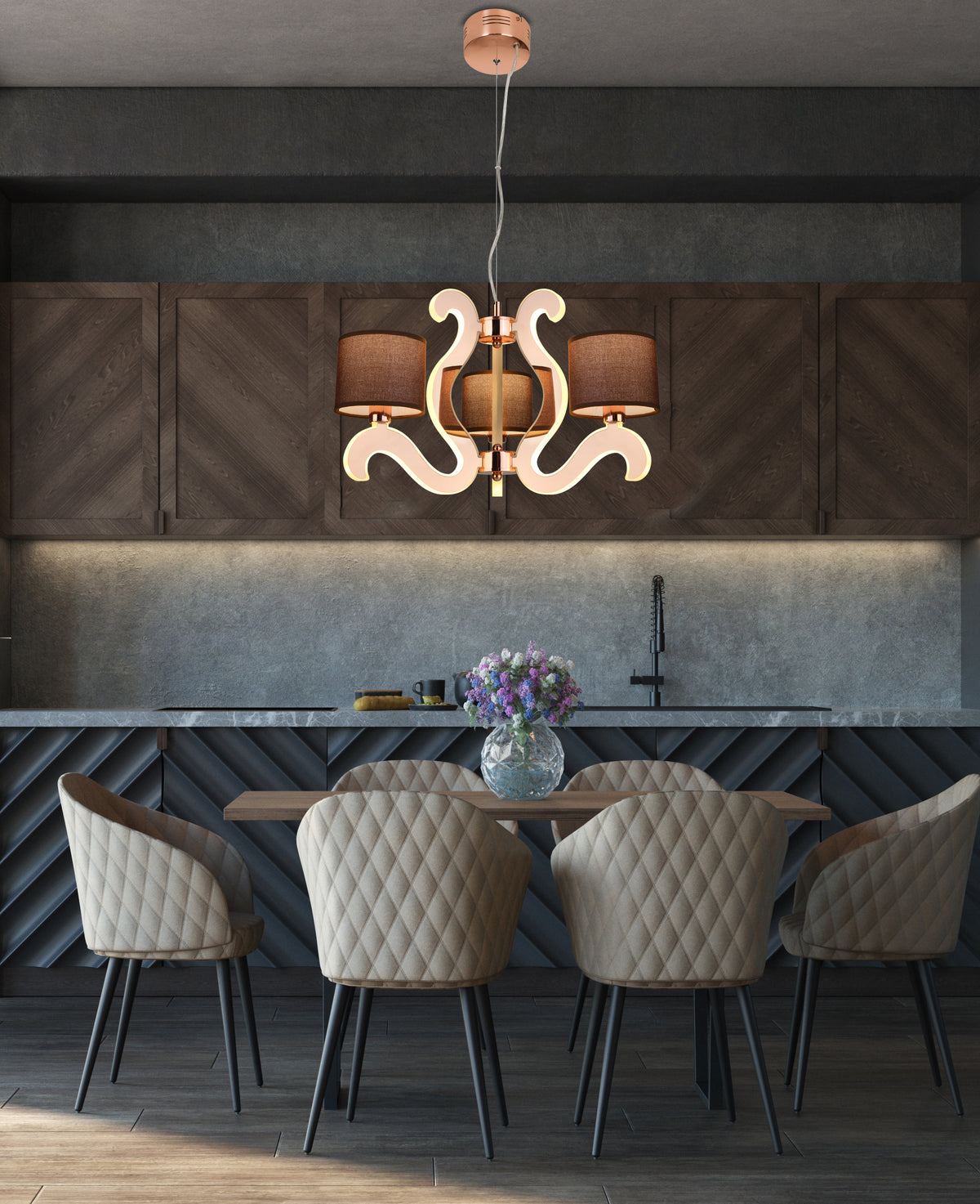 Suspension cuivrée éclairée au-dessus d'une table de cuisine et chaises beiges.