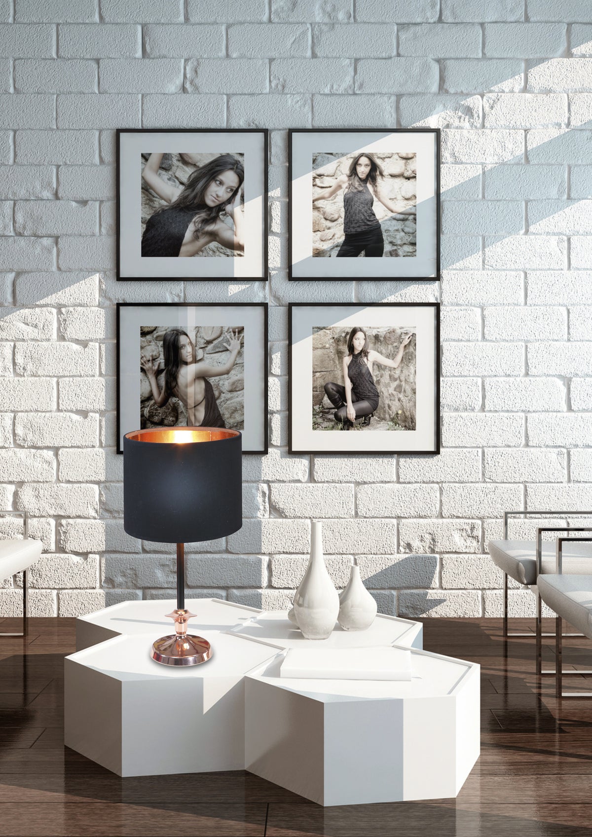 Mise en ambiance de la lampe posée sur table basse blanche devant mur de briques