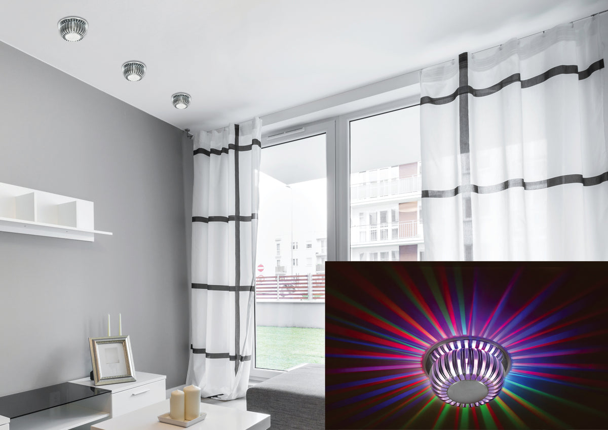 Même pièce avec trois spots allumés, projection de rayons colorés sur fond sombre