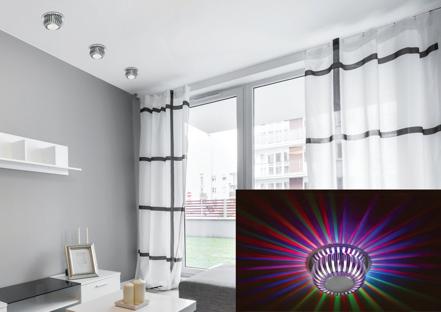 Même pièce avec trois spots allumés, projection de rayons colorés sur fond sombre