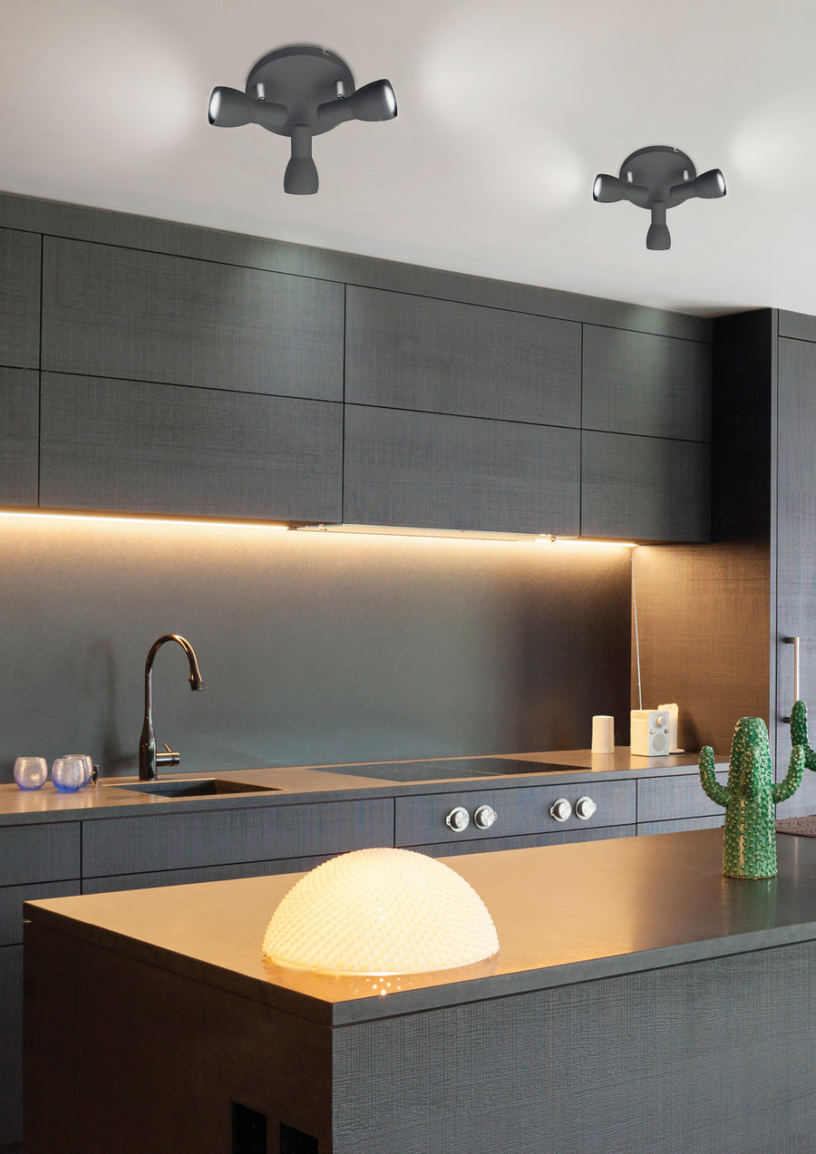 Deux plafonniers noirs installés au plafond d'une cuisine grise moderne