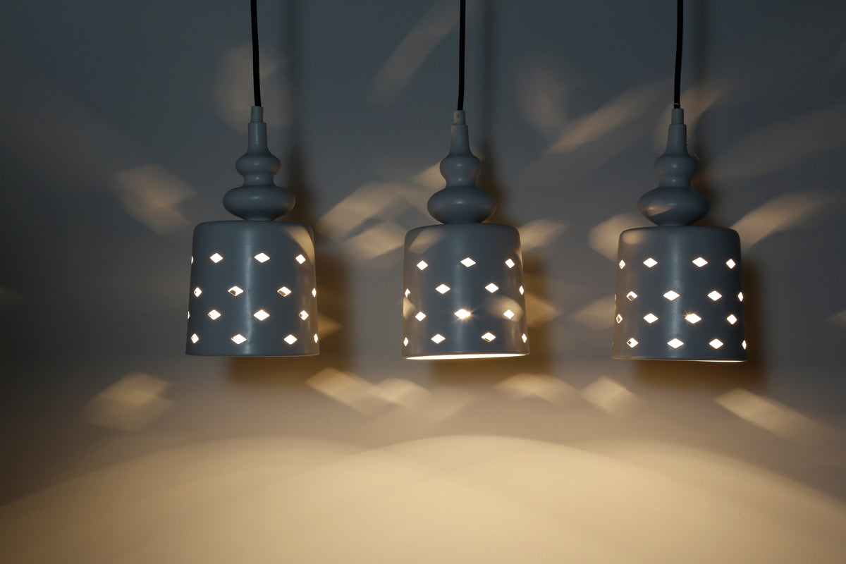 Mise en ambiance allumée avec motifs losanges lumineux projetés sur le mur
