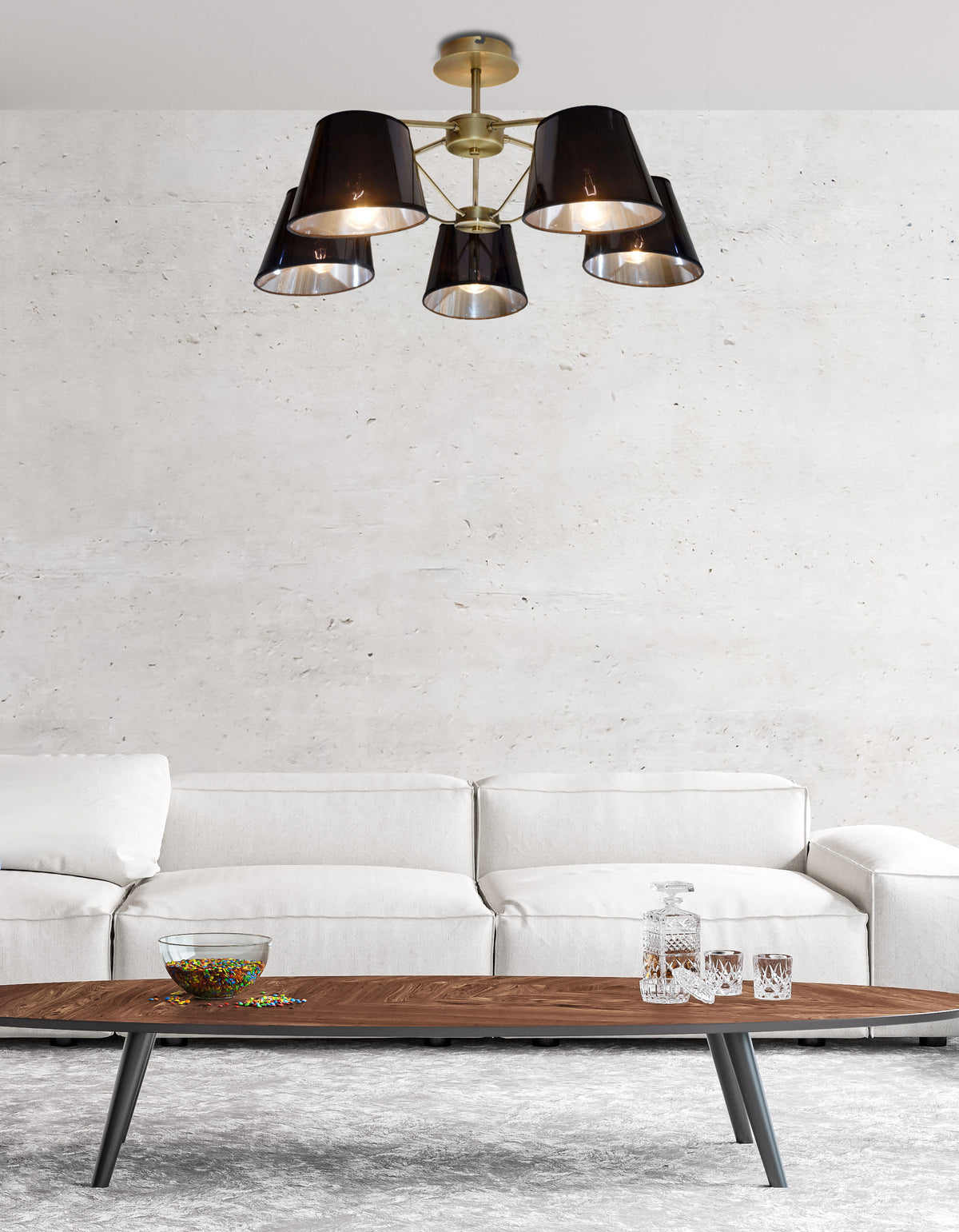 Luminaire installé au plafond au-dessus d'un canapé blanc dans un salon contemporain