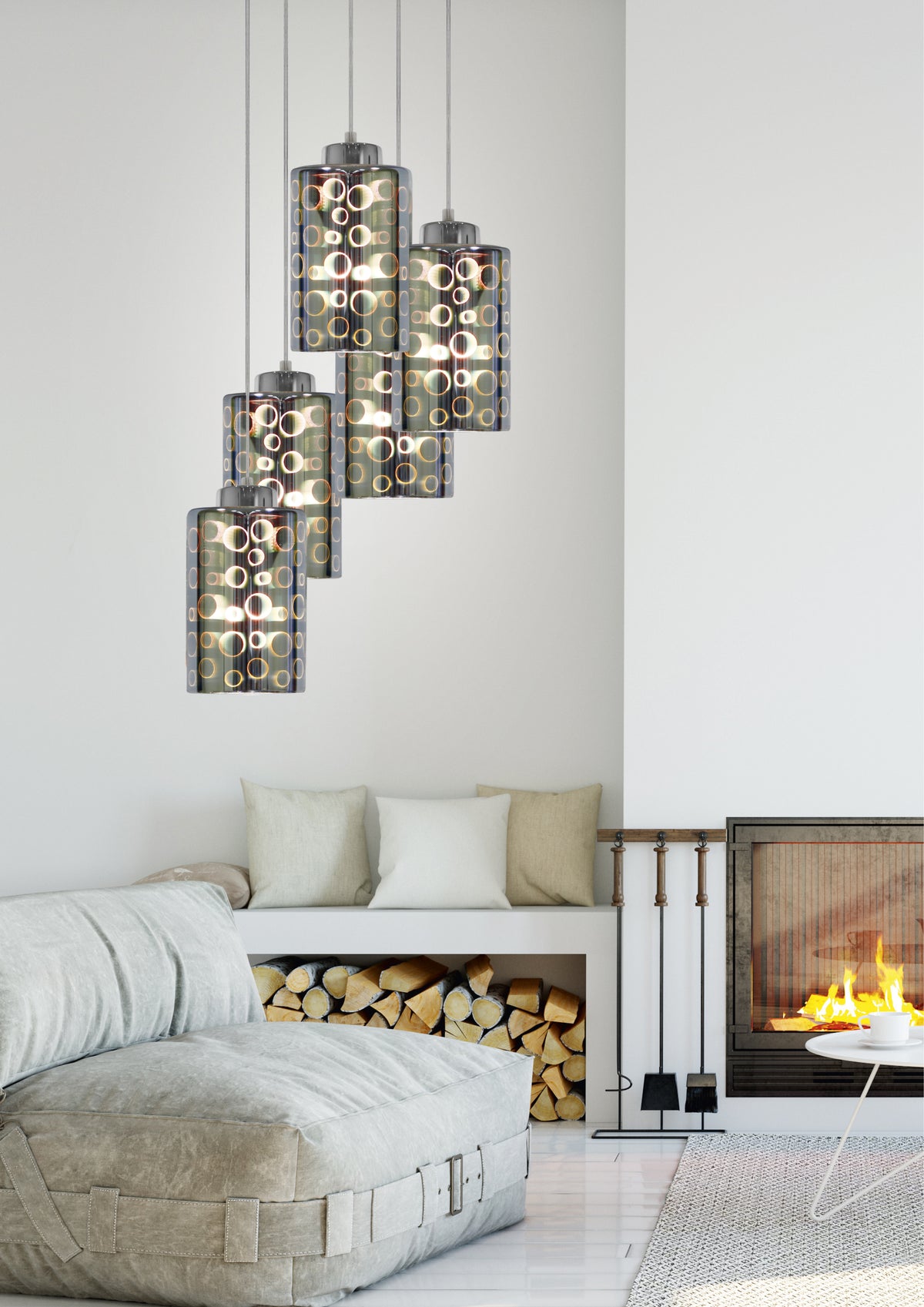 Mise en ambiance du luminaire suspendu dans un séjour contemporain avec cheminée et coussins clairs