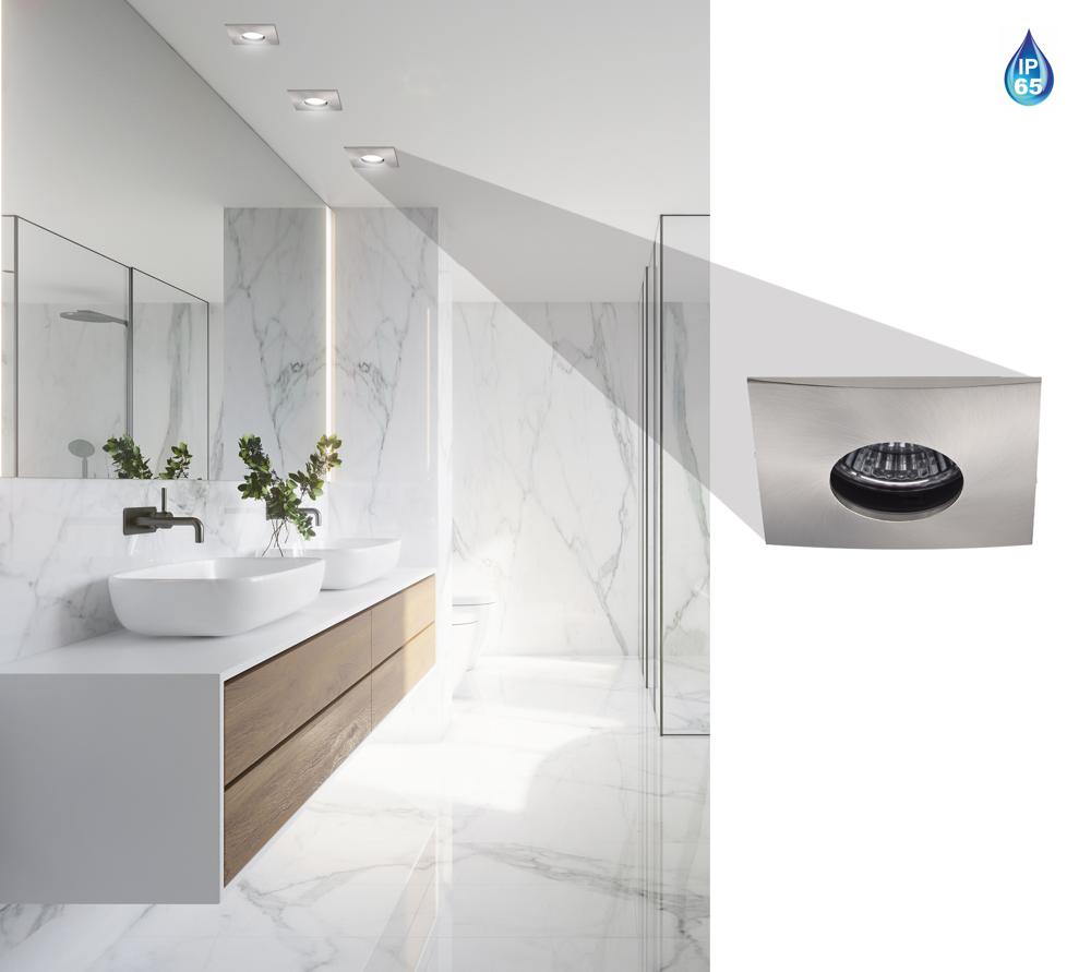 Mise en ambiance salle de bain marbre, spots encastrés au plafond et pastille IP65