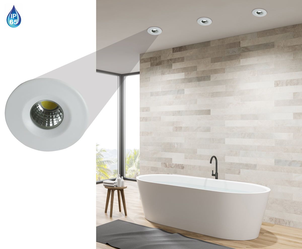 Mise en ambiance salle de bain moderne, trois spots encastrés au plafond et badge IP65