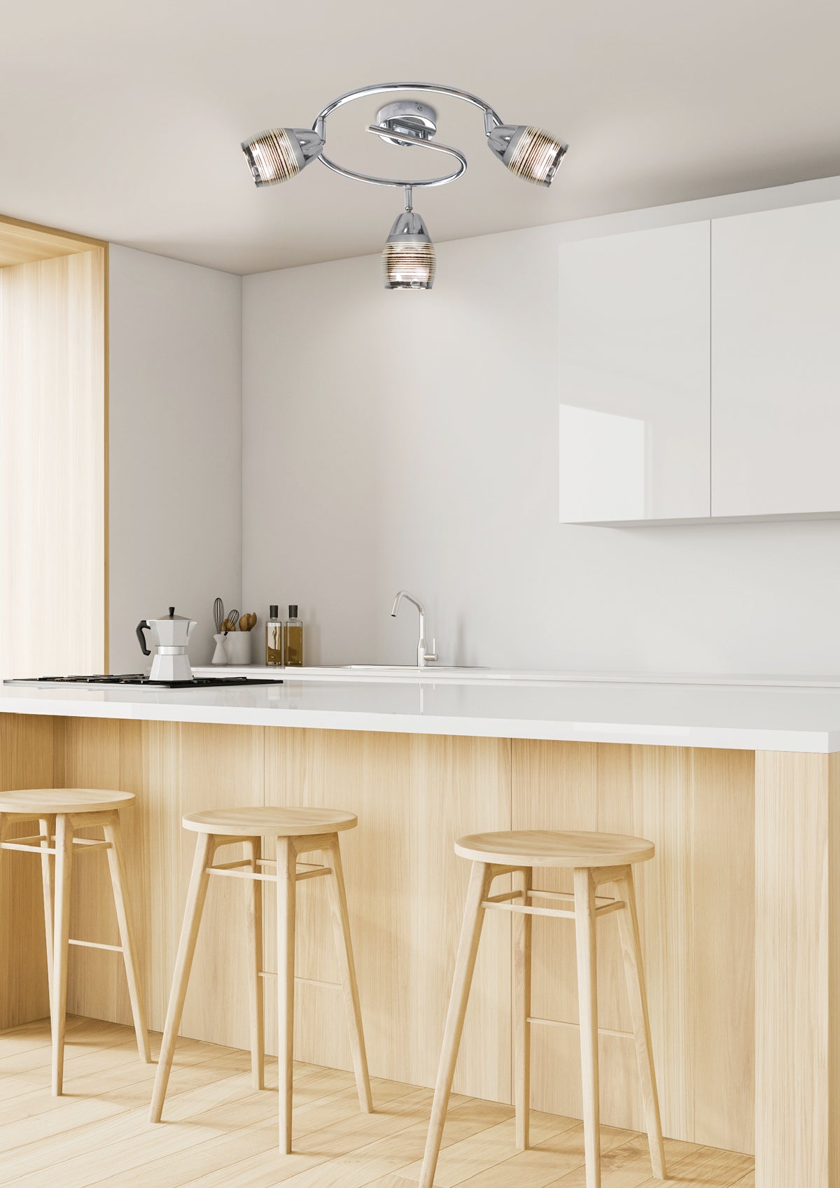 Mise en ambiance du plafonnier dans une cuisine moderne avec comptoir et tabourets en bois.