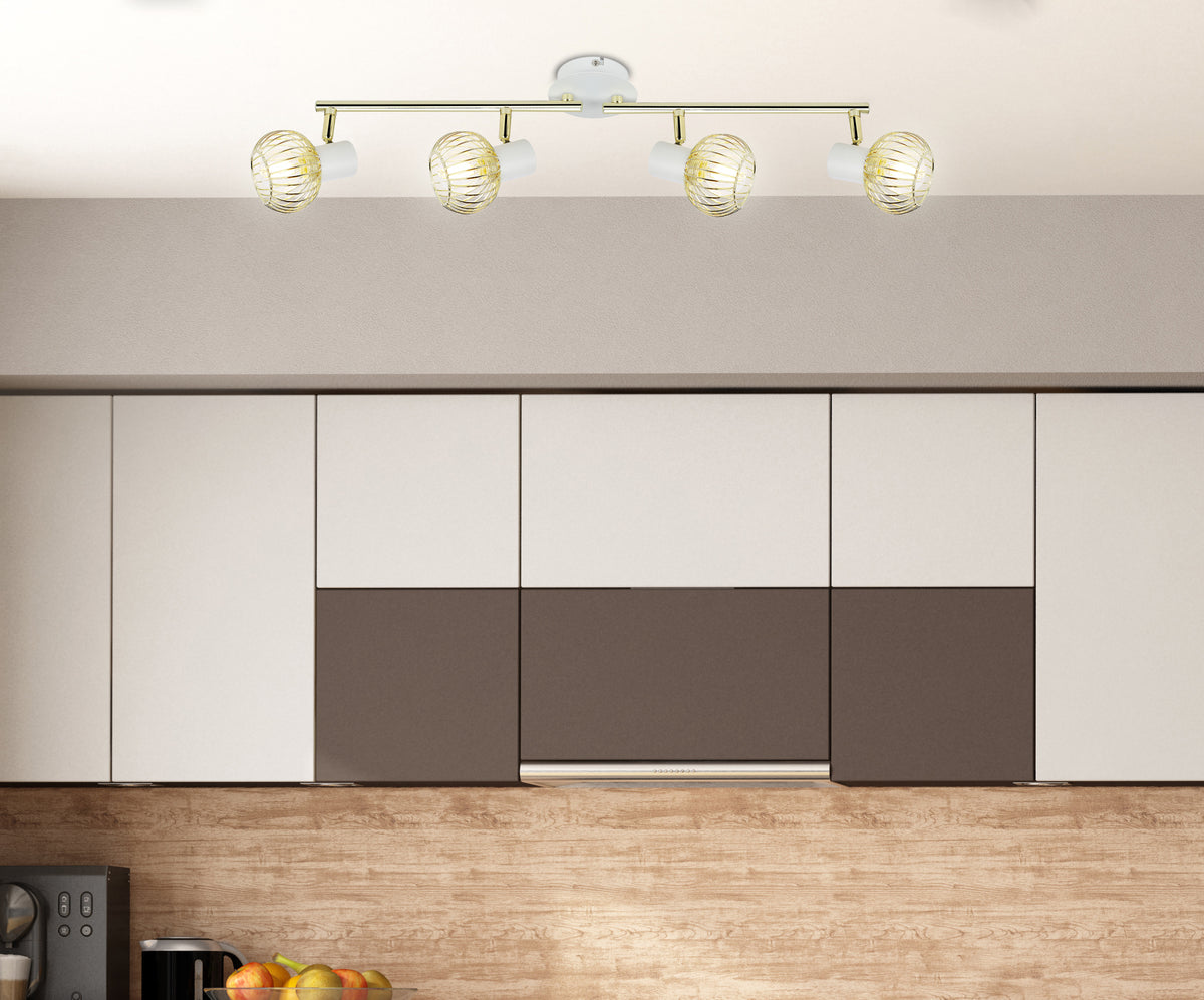 Luminaire installé au plafond d'une cuisine moderne, au-dessus des meubles hauts