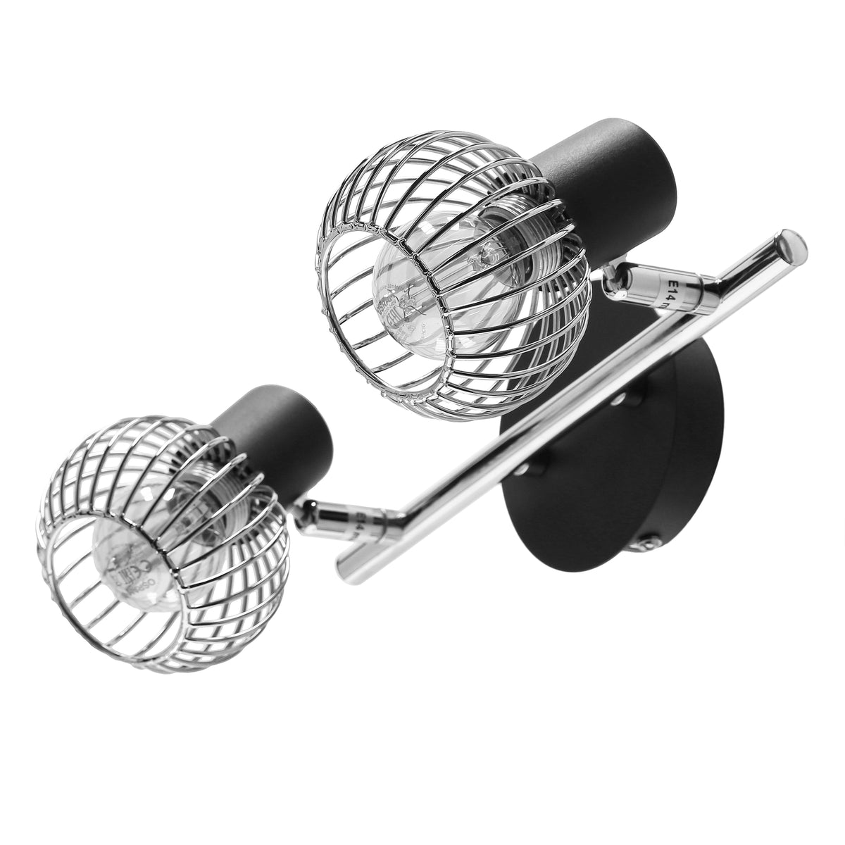 Vue de trois quarts du luminaire avec bras chromé et cages sphériques.