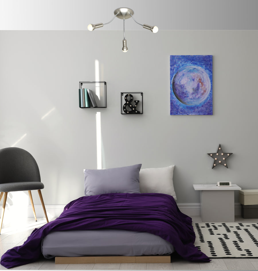 Luminaire installé au plafond d'une chambre, éclairant lit violet et cadre bleu