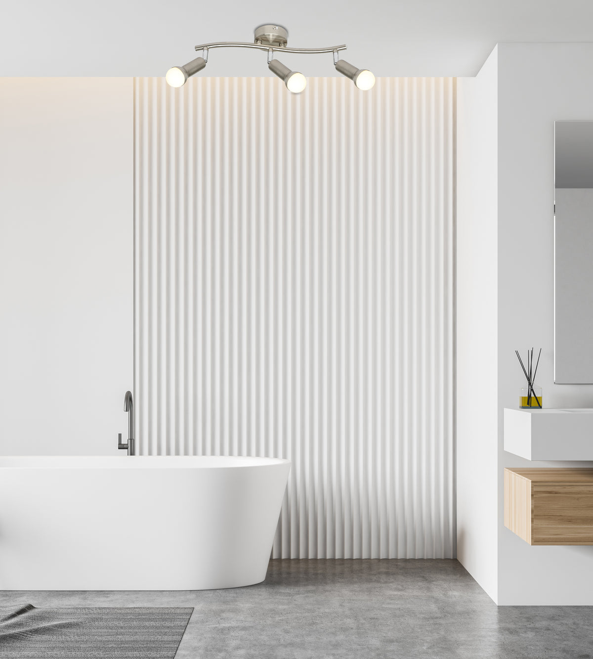 Mise en ambiance du plafonnier allumé au-dessus d'une baignoire dans une salle de bain moderne