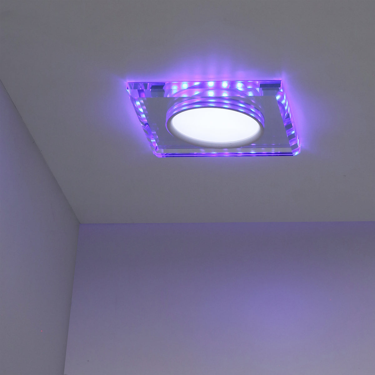 Vue rapprochée du luminaire allumé, anneau bleu et lumière violette