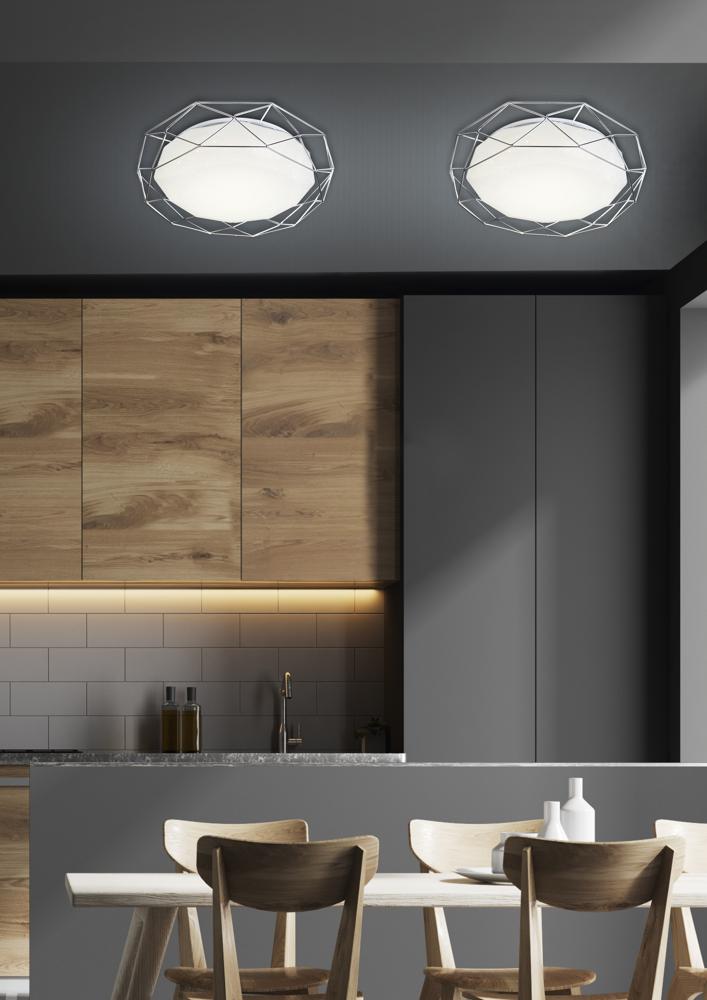 Mise en ambiance du plafonnier dans une cuisine avec table et chaises en bois