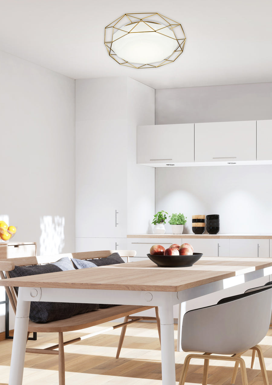 Plafonnier doré fixé au plafond d'une cuisine blanche et bois clair