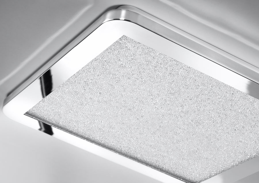 Gros plan sur le cadre nickel et le diffuseur texturé légèrement translucide
