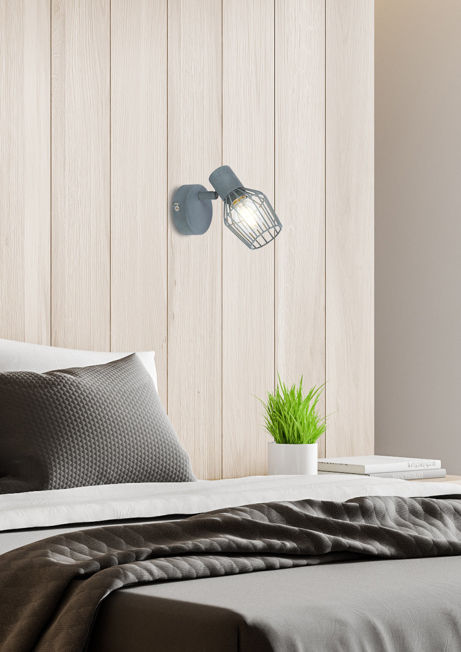 Mise en ambiance de l'applique grise fixée sur une tête de lit en lambris clair