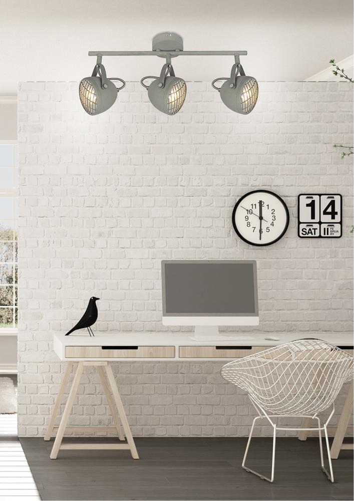 Vue rapprochée du plafonnier gris avec trois spots allumés dans un intérieur moderne.
