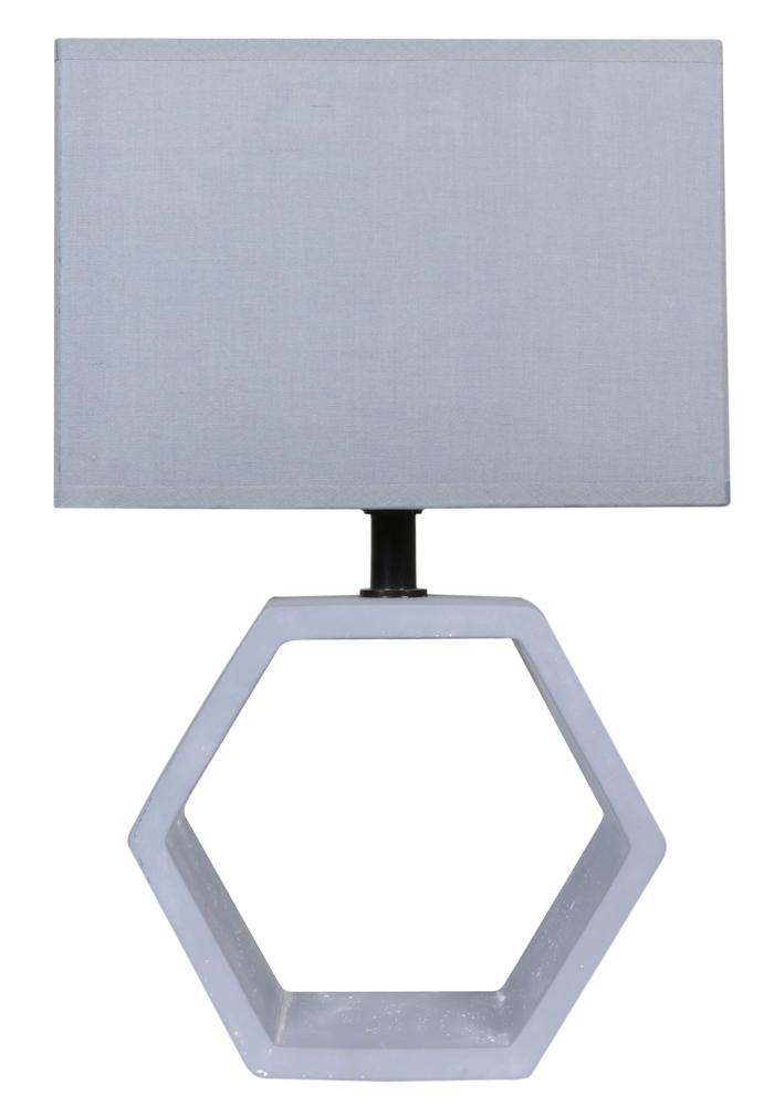 Vue de face sur fond blanc, abat-jour gris clair et socle hexagonal