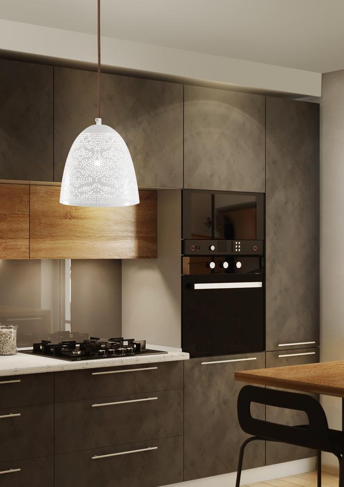 Vue en situation de la suspension blanche éclairant une cuisine avec meubles en bois