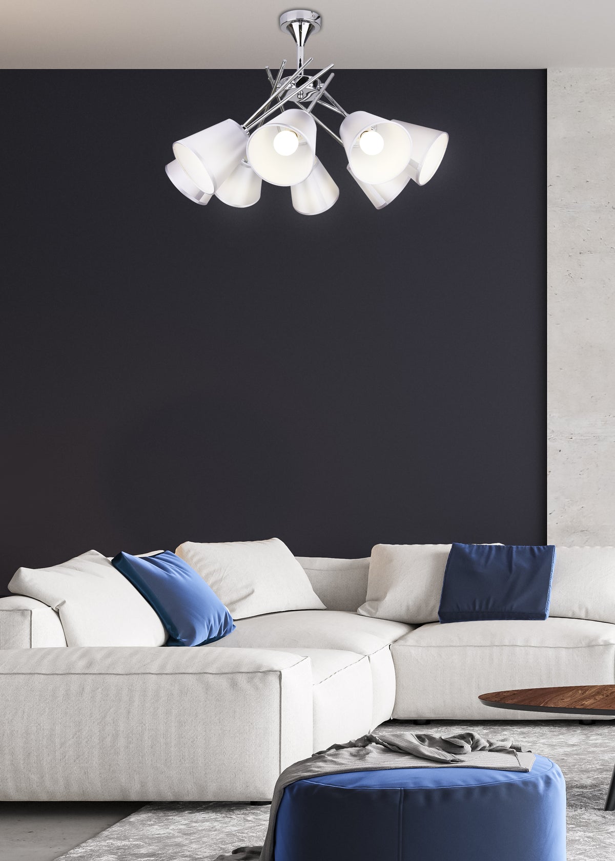 Mise en ambiance du luminaire allumé au-dessus d'un canapé gris devant un mur bleu nuit