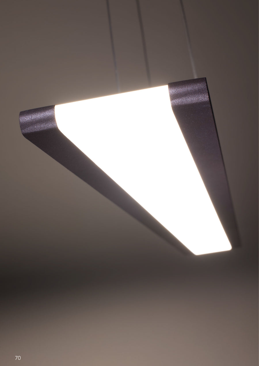 Détail rapproché de la finition marron et du diffuseur LED allumé en lumière chaude.