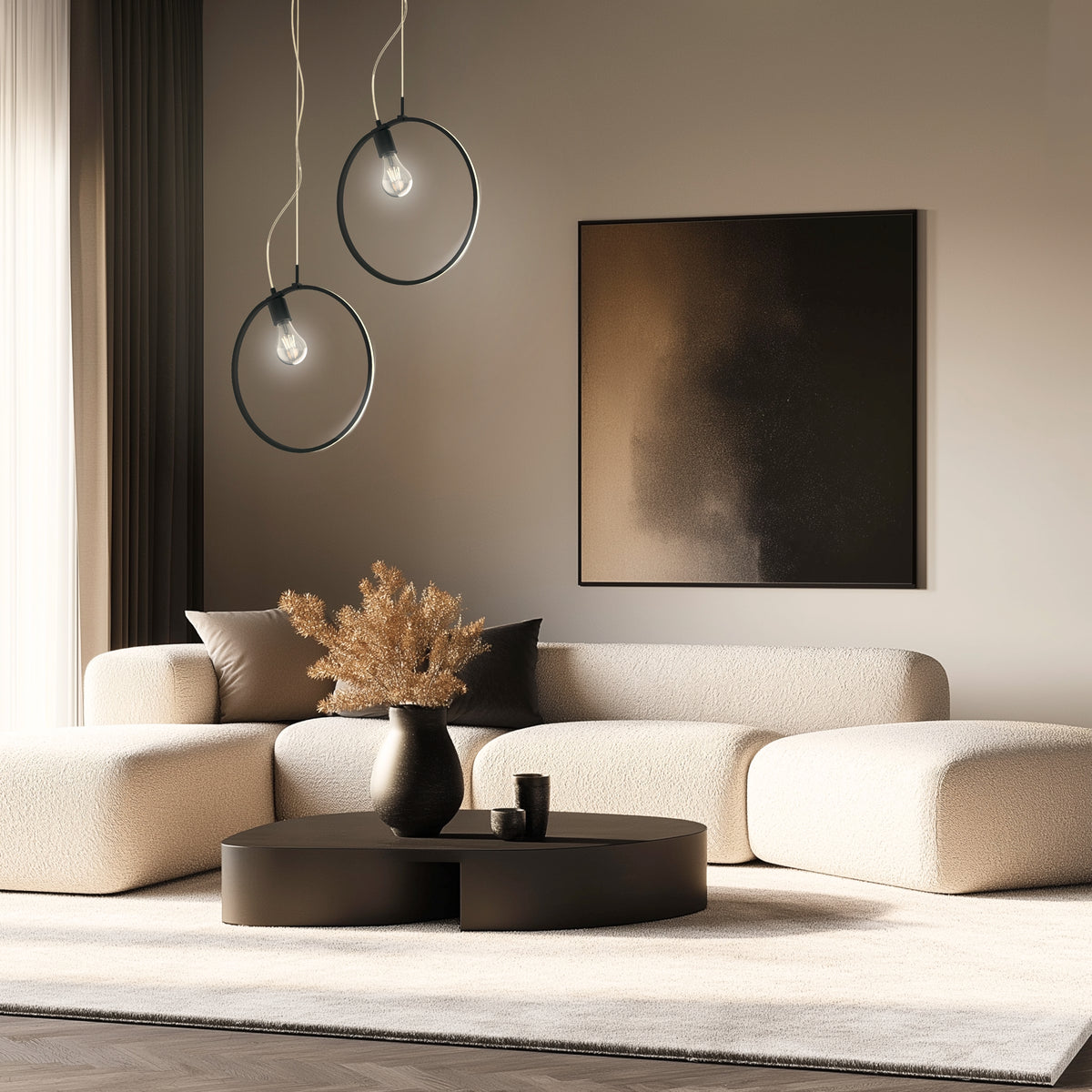 Mise en ambiance salon beige avec deux suspensions allumées au-dessus du canapé et tableau mural