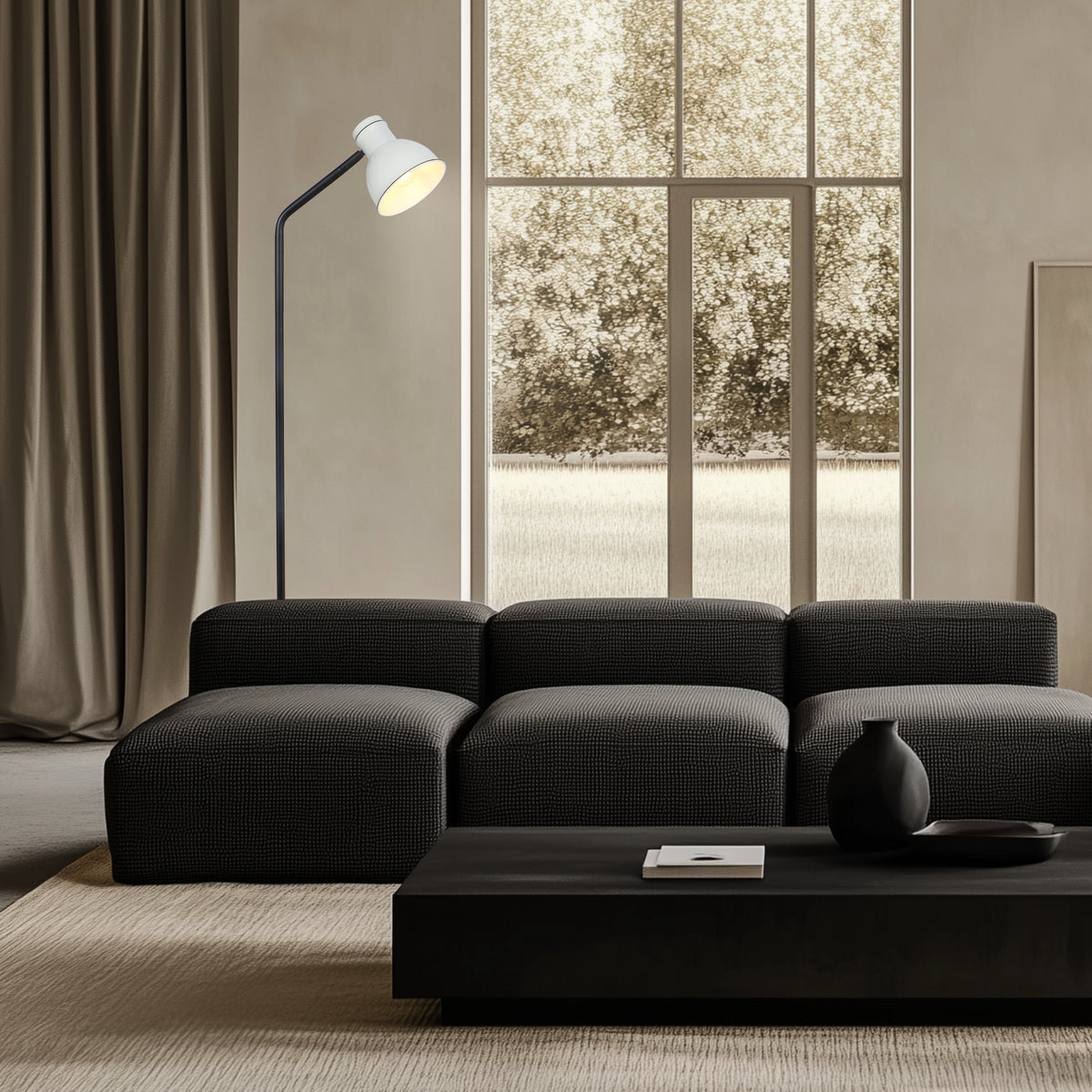 Vue large du séjour beige avec canapé noir et lampadaire blanc allumé