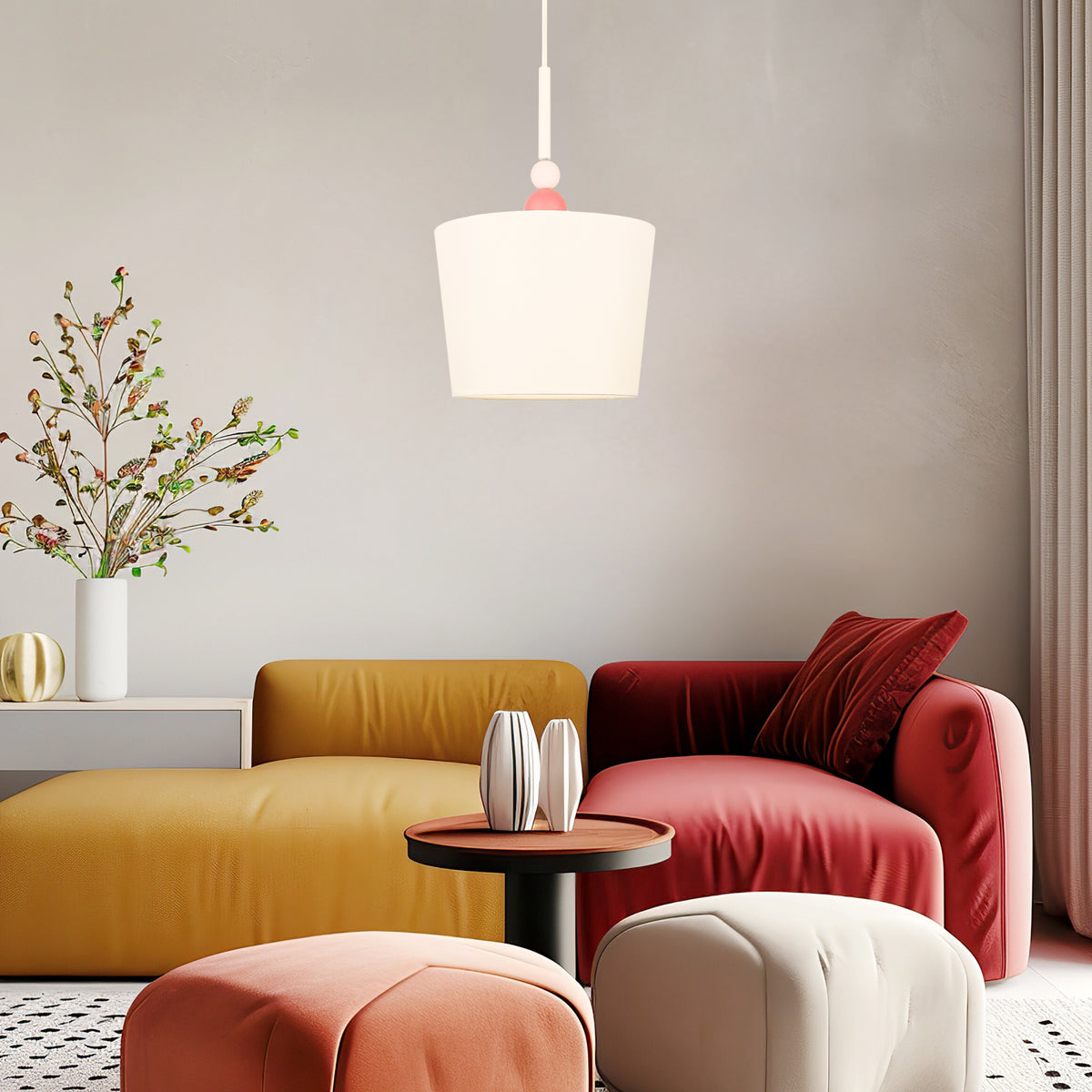 Mise en ambiance salon, suspension allumée au-dessus d'un canapé jaune et rouge