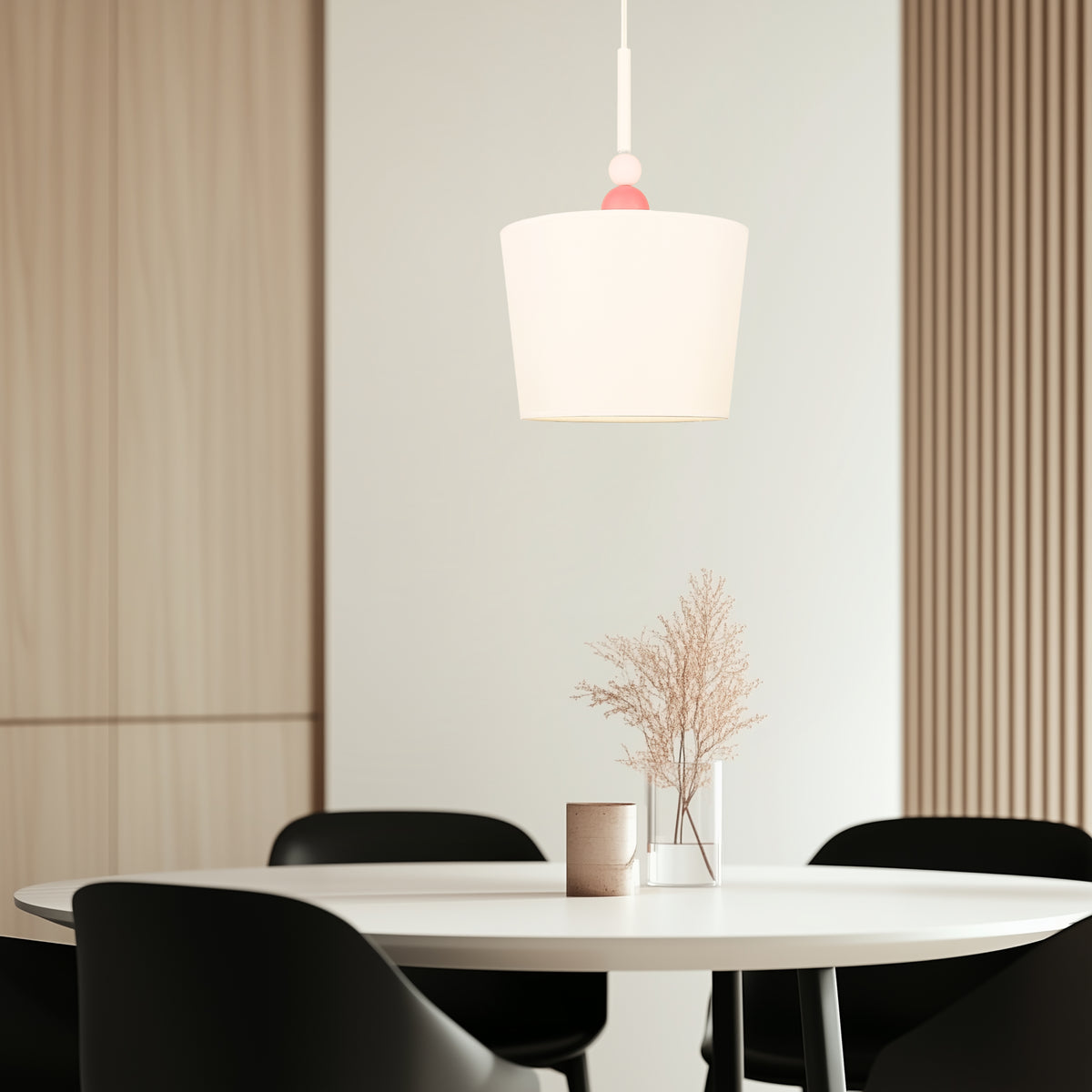 Mise en ambiance salle à manger, suspension au-dessus d'une table ronde avec vase