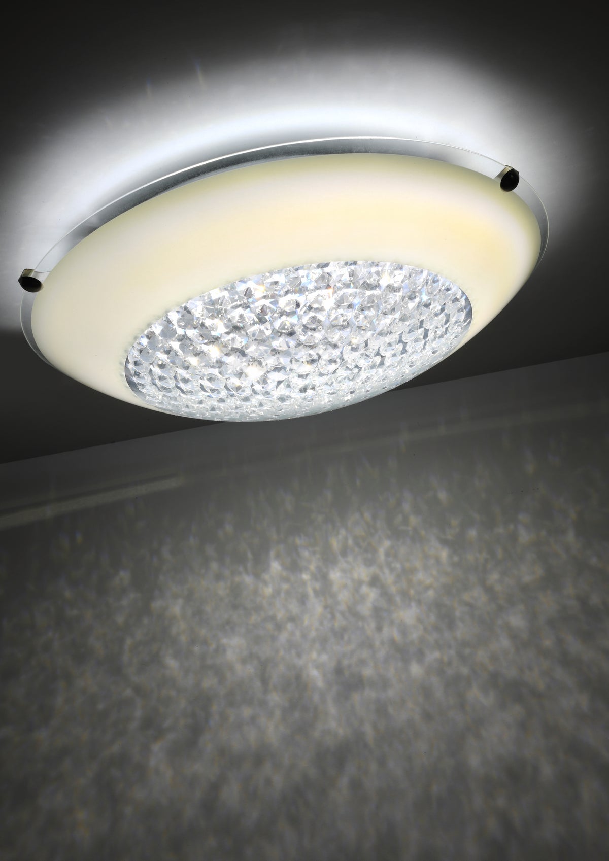 Mise en ambiance nocturne montrant le halo lumineux projeté au plafond