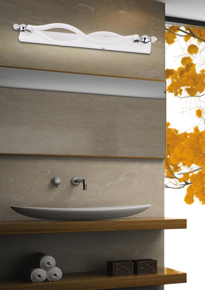 Vue rapprochée de l’applique murale blanche installée au-dessus d’un plan vasque.