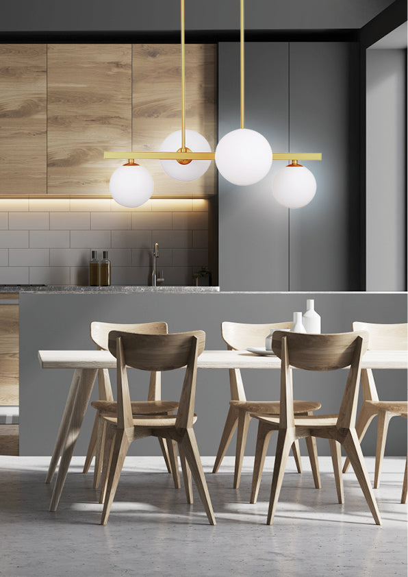 Mise en ambiance au-dessus d'une table de salle à manger, suspension allumée dans une cuisine moderne.