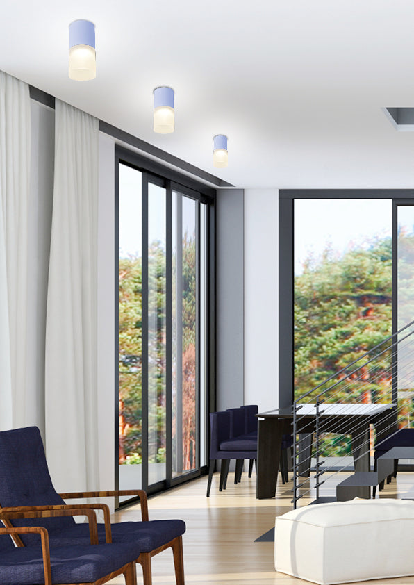 Mise en ambiance dans un séjour moderne, trois spots alignés au plafond