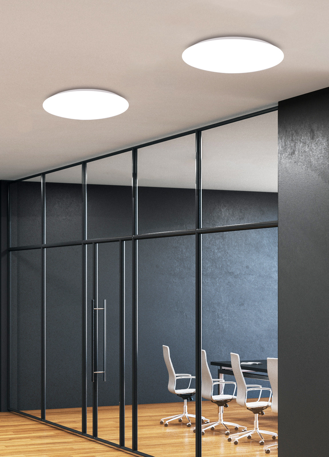 Mise en ambiance de deux plafonniers allumés au plafond d'un bureau vitré moderne