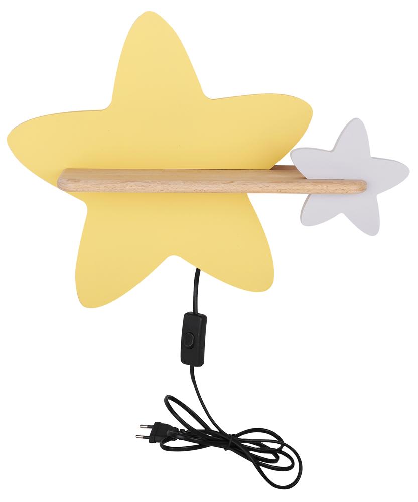 Applique étoile jaune avec étagère en bois, câble et prise sur fond blanc