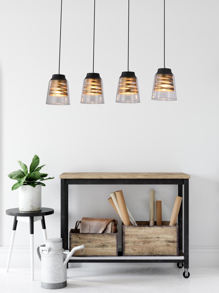 Plan large du lustre dans un séjour clair, table roulante et plante verte