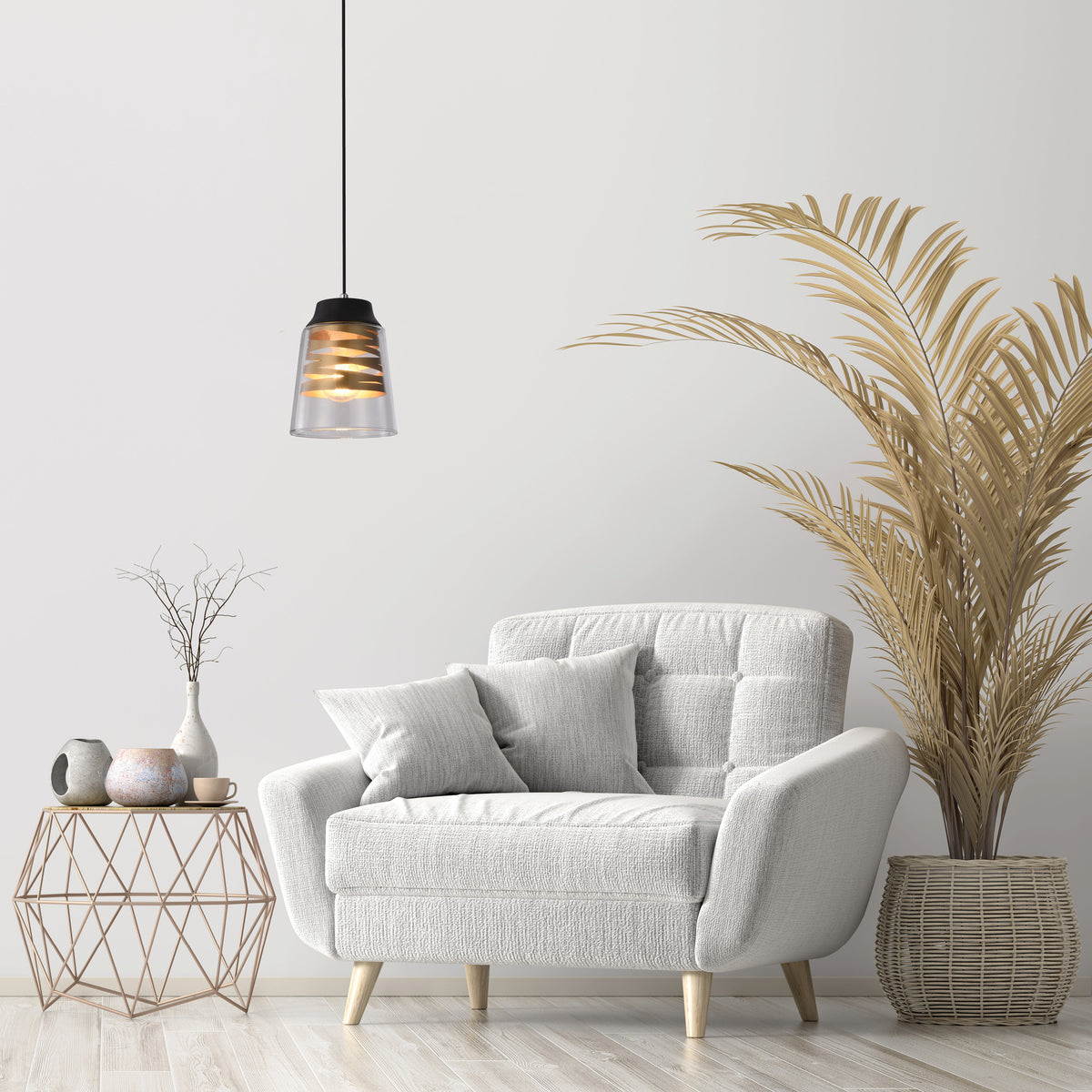 Mise en ambiance salon clair, suspension allumée au-dessus d'un fauteuil gris et d'une plante.