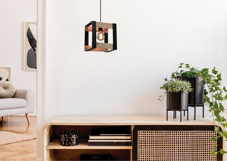 Suspension allumée au-dessus d'un meuble en bois dans un salon clair et lumineux
