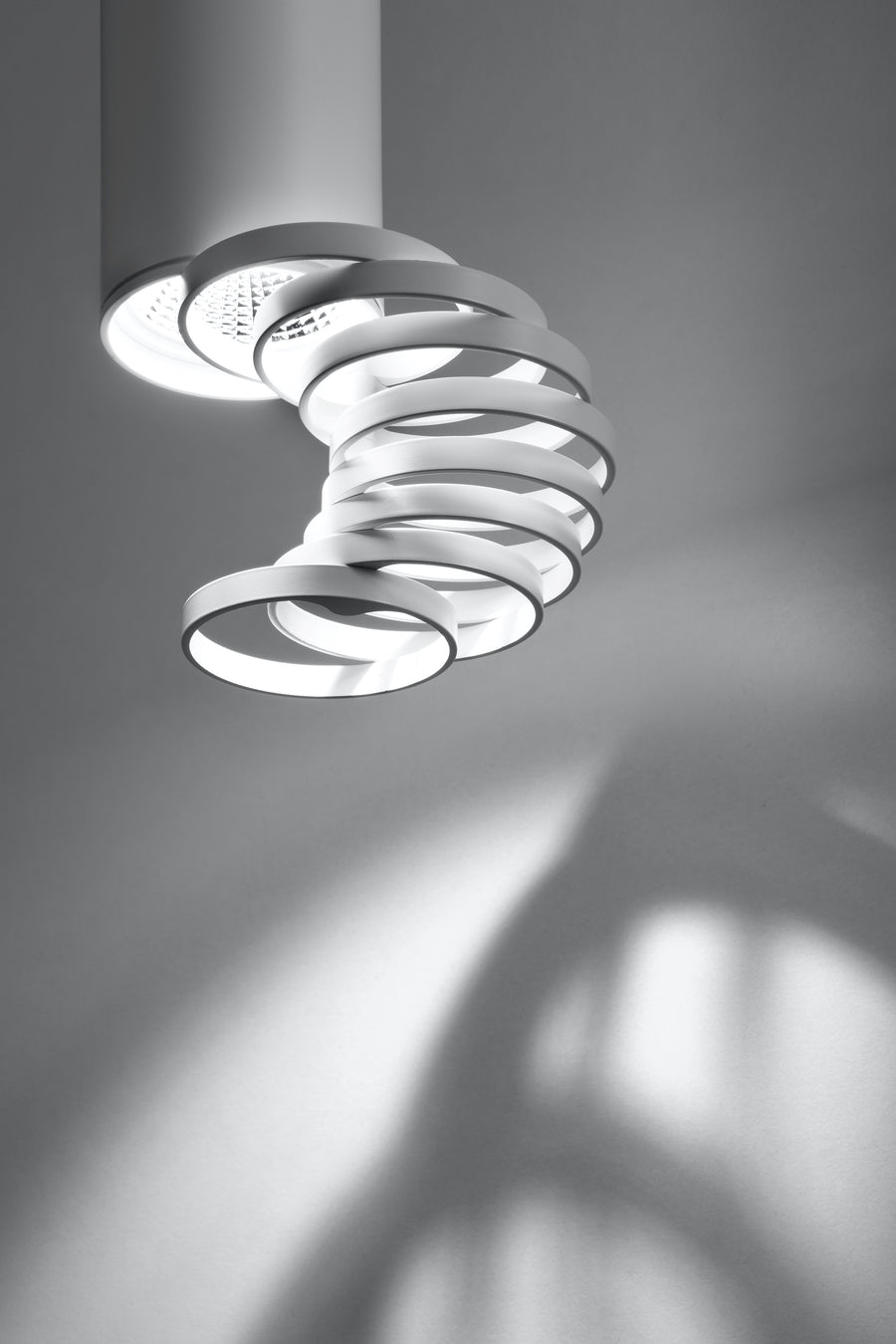 Détail rapproché des anneaux spiralés blancs diffusant une lumière contrastée