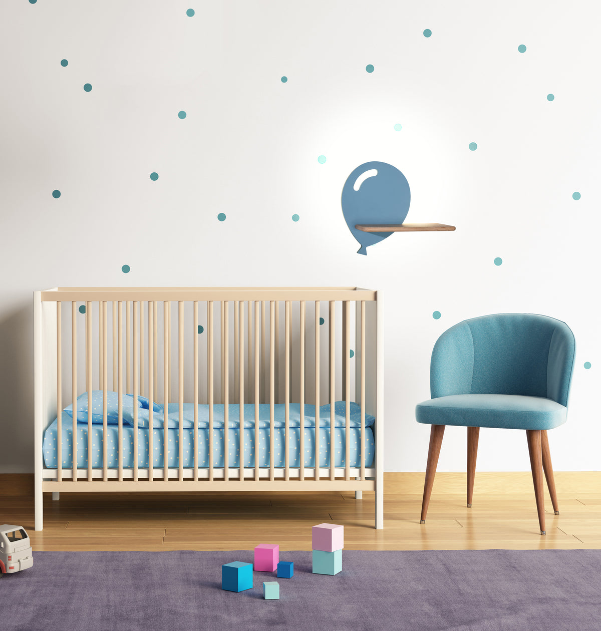 Vue de la chambre complète, tapis violet, cubes colorés et applique ballon au mur
